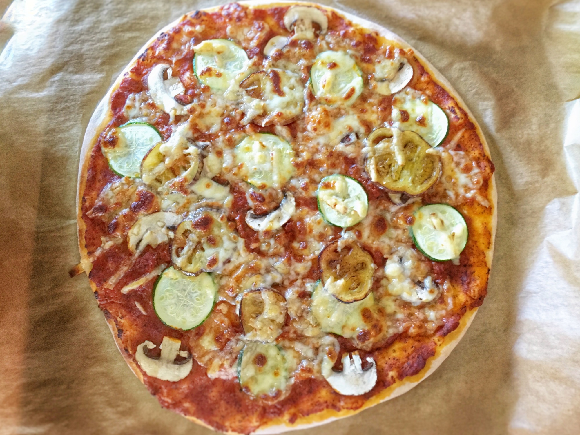 Pizza mit Zucchini, Pilzen und Aubergine
